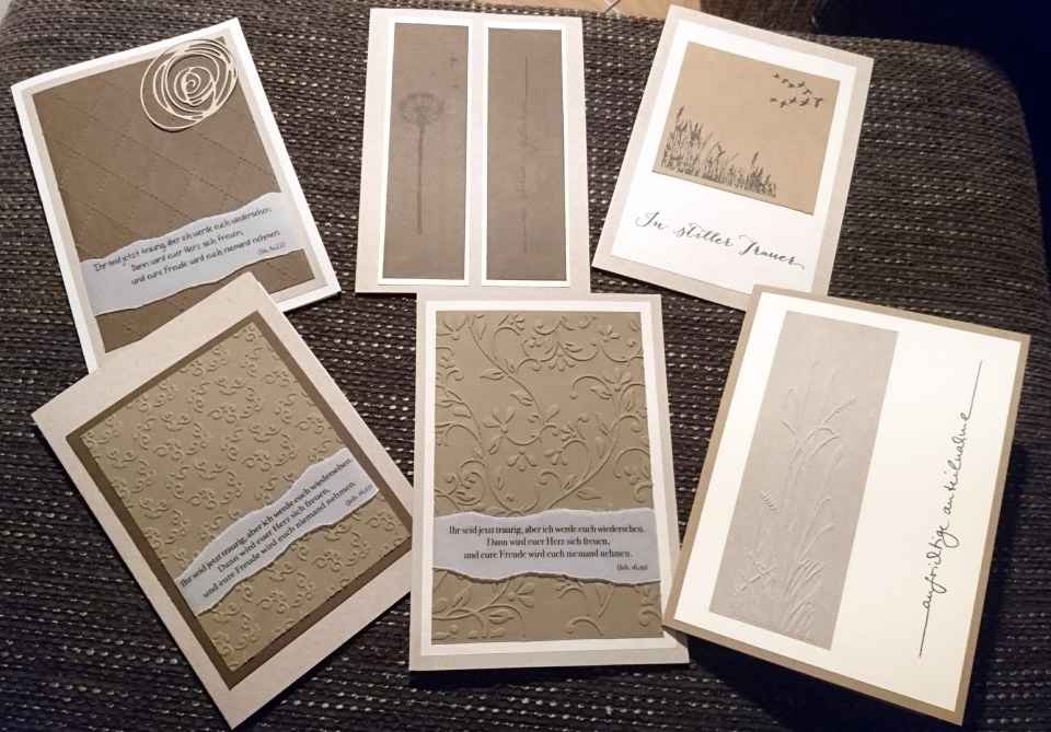 Eine Auswahl von Trauerkarten – in Beige- und Brauntönen.