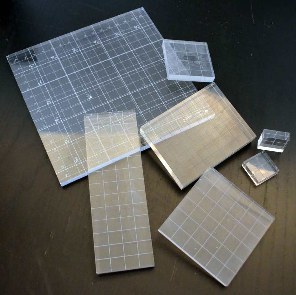 Alle meine Acrylblöcke – von sehr groß (etwa 16 x 16 cm) bis sehr klein. Der lange, schmale Block eignet sich gut, um Schriftzügen (fertige Stempel oder einzelne Buchstaben, die selbst zusammengesetzt werden) zu stempeln.