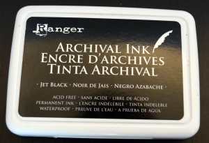 Ebenfalls wasserfest (und wasserbasiert): Archival Ink in Jet Black von Ranger.