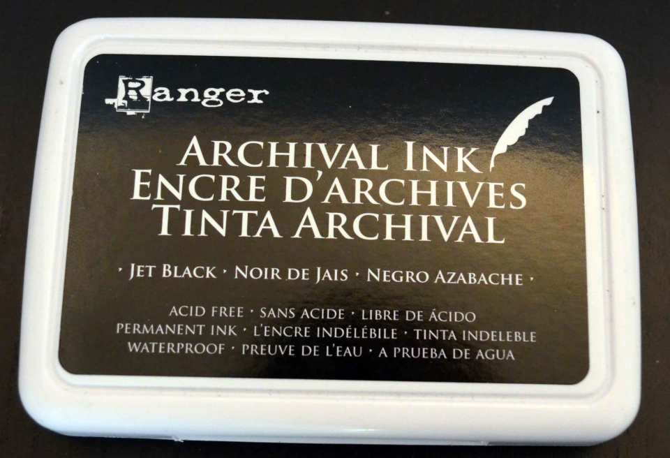 Ebenfalls wasserfest (und wasserbasiert): Archival Ink in Jet Black von Ranger.