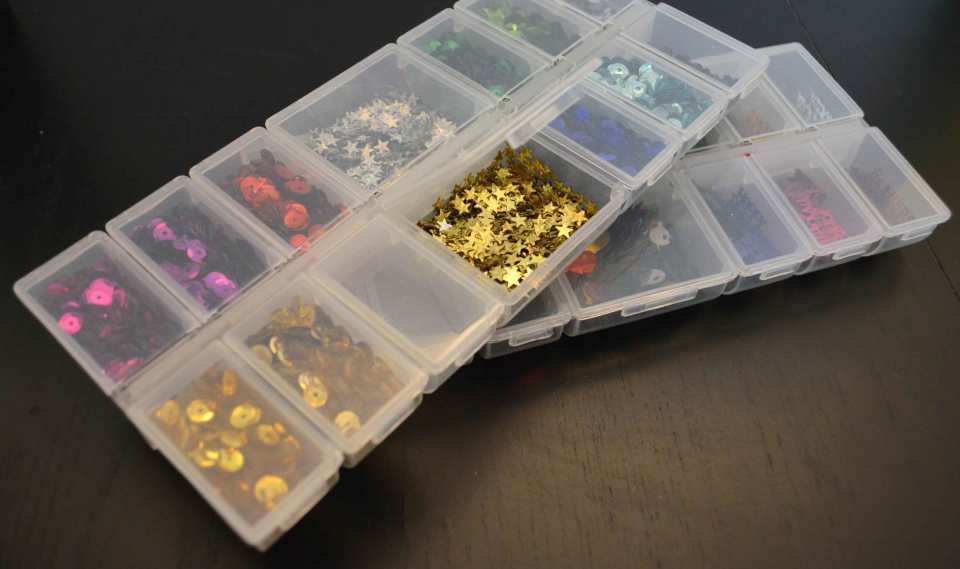 Flache Sortierboxen mit 14 einzeln verschließbaren Fächern.