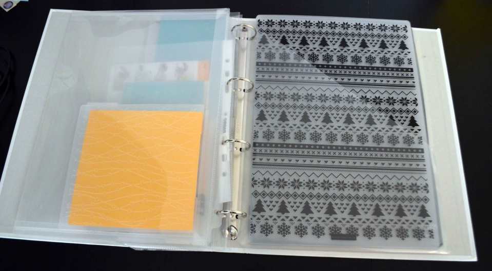 Prägefolder, die A4 aufnehmen können, habe ich in dieser praktischen Hülle (eine normale A4-Hülle ist nämlich ein wenig zu klein).