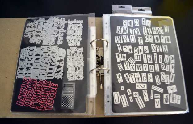 Stanzen aufbewahren: Diese Buchstabenstanzen haften auf einem Magentblatt, das wiederum in einer festen Hülle mit Lasche an der Seite steckt. Passt alles perfekt in einen handelsüblichen Büroordner.