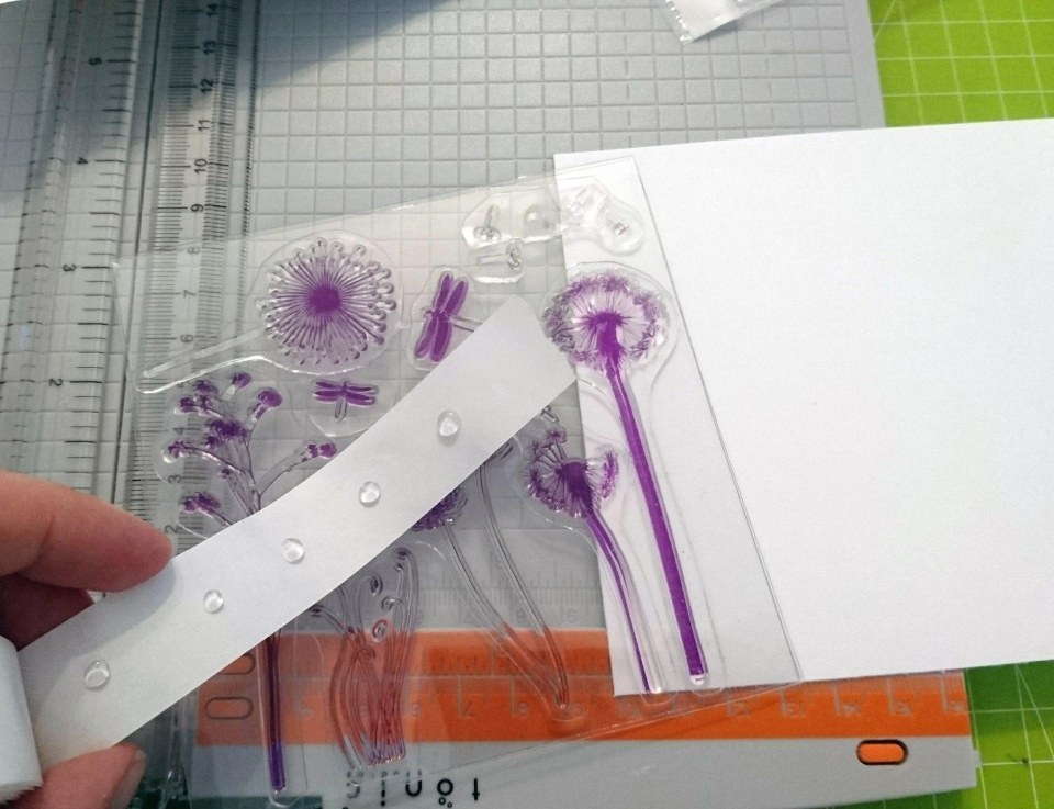 Befestigen eines Clear Stamp-Sets.