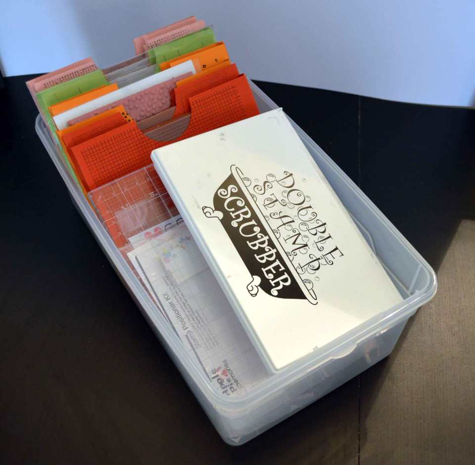 Die großen Hintergrundstempel lagere ich in einer einfachen Kunststoffbox.