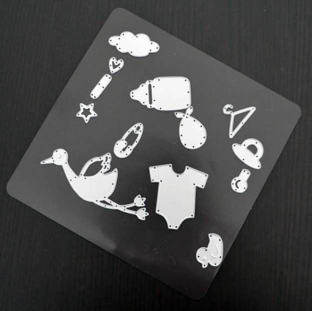 Ein Beispiel für Thinlits aus dem Hause Sizzix (Die Set „New Baby“). Die Schnittkanten liegen oben, das Stanzteil ist daher jeweils spiegelverkehrt zu dieser Ansicht.