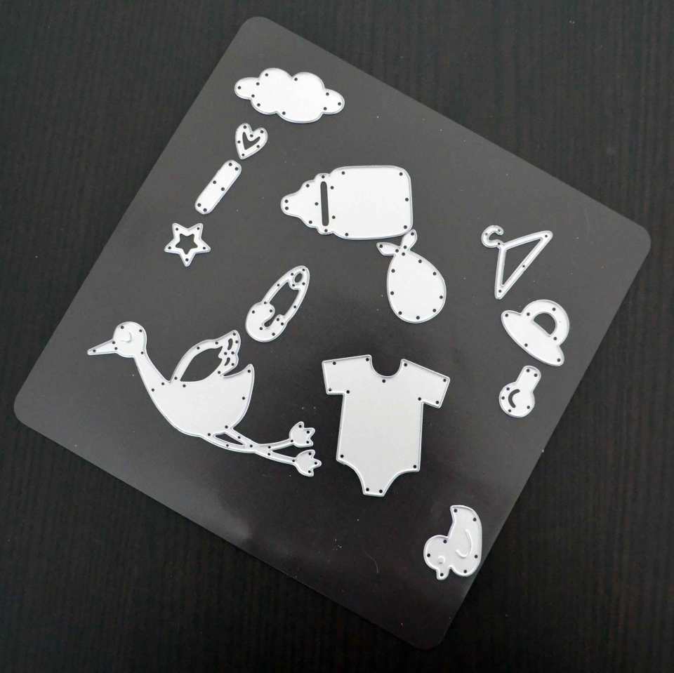 Ein Beispiel für Thinlits aus dem Hause Sizzix (Die Set „New Baby“). Die Schnittkanten liegen oben, das Stanzteil ist daher jeweils spiegelverkehrt zu dieser Ansicht.