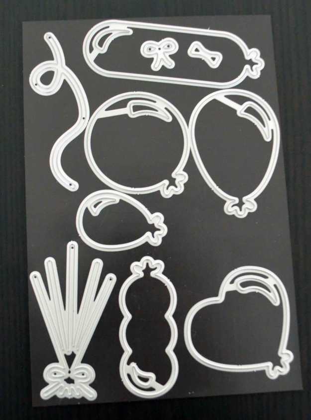 Beispiel für simpel gehaltene Motivstanzen von Docrafts (Xcut Large Dies: Balloons). Übrigens: Ein nettes Feature von (großen) Xcut-Stanzen ist, dass ein Magnetblatt mitgeliefert wird.