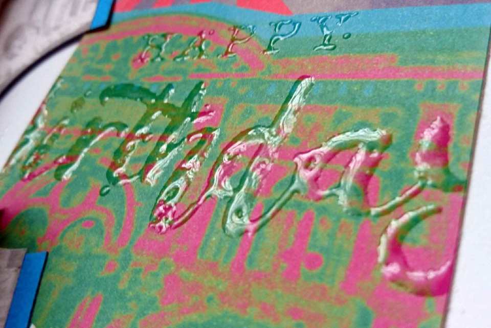 Embossen mit transparentem Embossing Powder: Die Schrift ist erhaben und gut fühlbar, sie sieht glänzend und feucht aus (ist aber völlig trocken und verschmiert nicht).