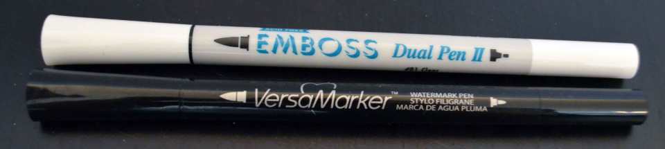 Embossing Stifte – einmal der Emboss Dual Pen II (von Tsukineko) und der VersaMarker (gleicher Hersteller).