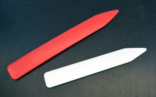 Meine Falzbeine – beide aus Kunststoff und vor Jahren bei Tchibo erstanden.