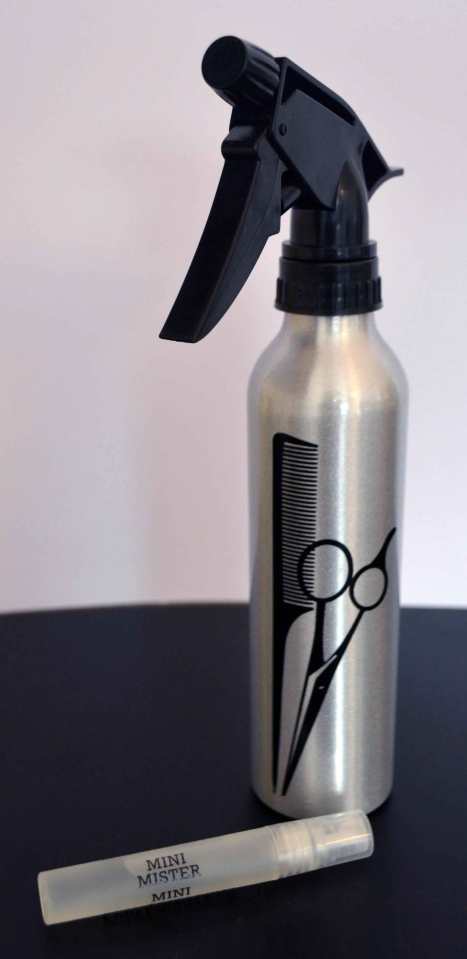 Meine Sprühflaschen – die große stammt aus einem Billigshop ums Eck, der kleine Mini Mister war einmal ein kleines Geschenk, das einer Bestellung beilag.