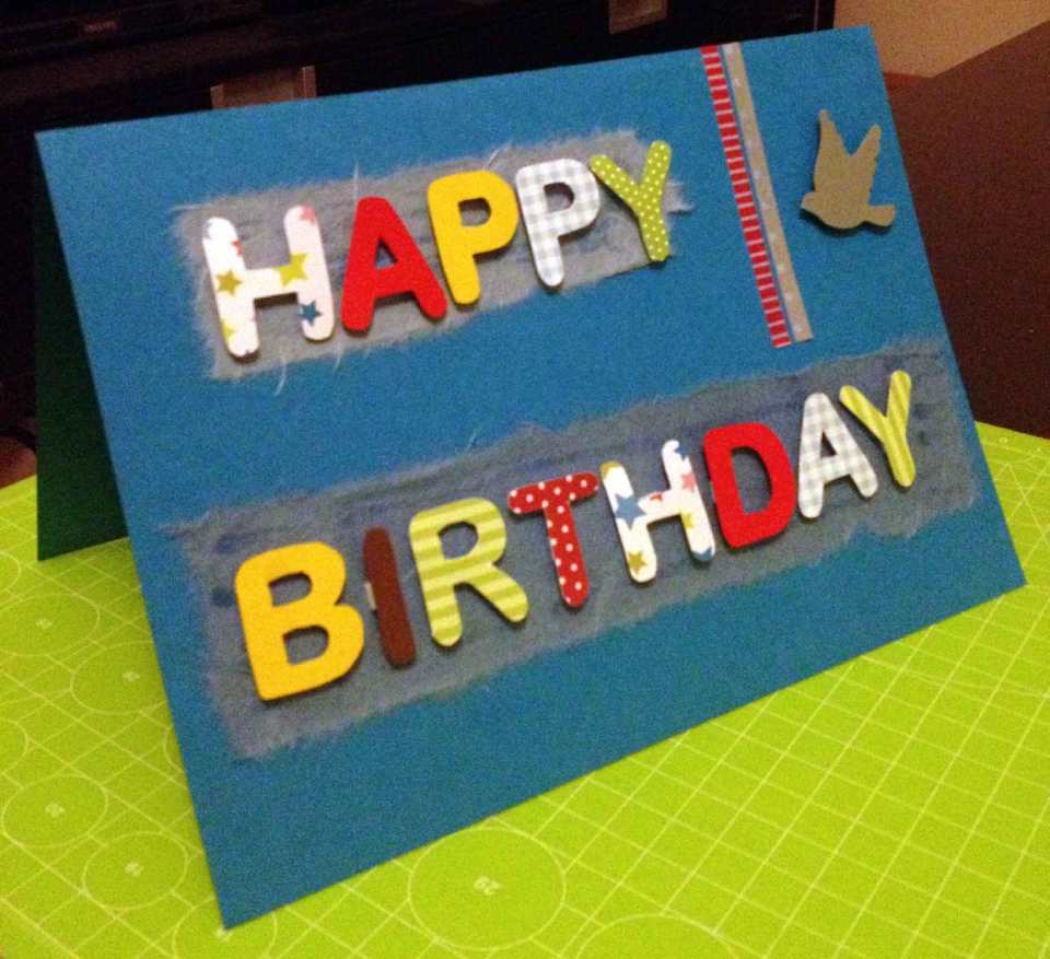 Für die Buchstaben habe ich mir selbst Schablonen gemacht, die ich spiegelverkehrt auf Designkarton übertragen und mit dem Skalpell ausgeschnitten habe. Der Vogel ist gestanzt (mit einer kleinen Handstanze).