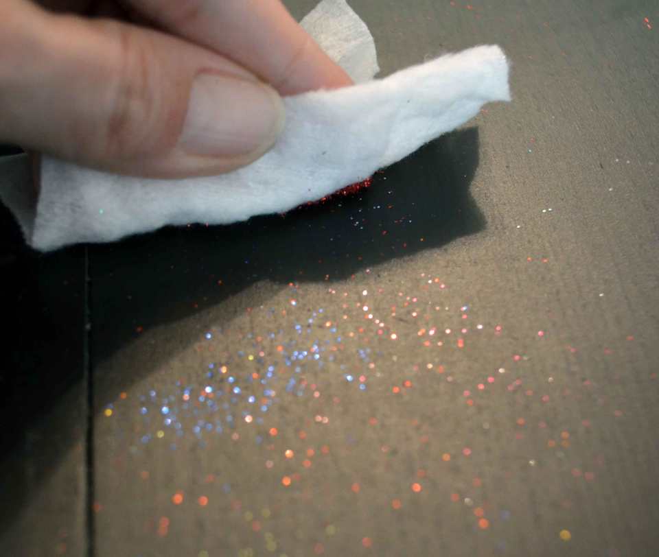 Mit einem statischen Einwegstaubtuch lässt sich Glitter rückstandlos aufwischen.