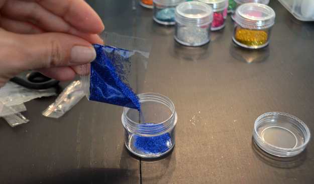 Wesentlich praktischer als offene Kunststoffsäckchen: Schraubdosen.