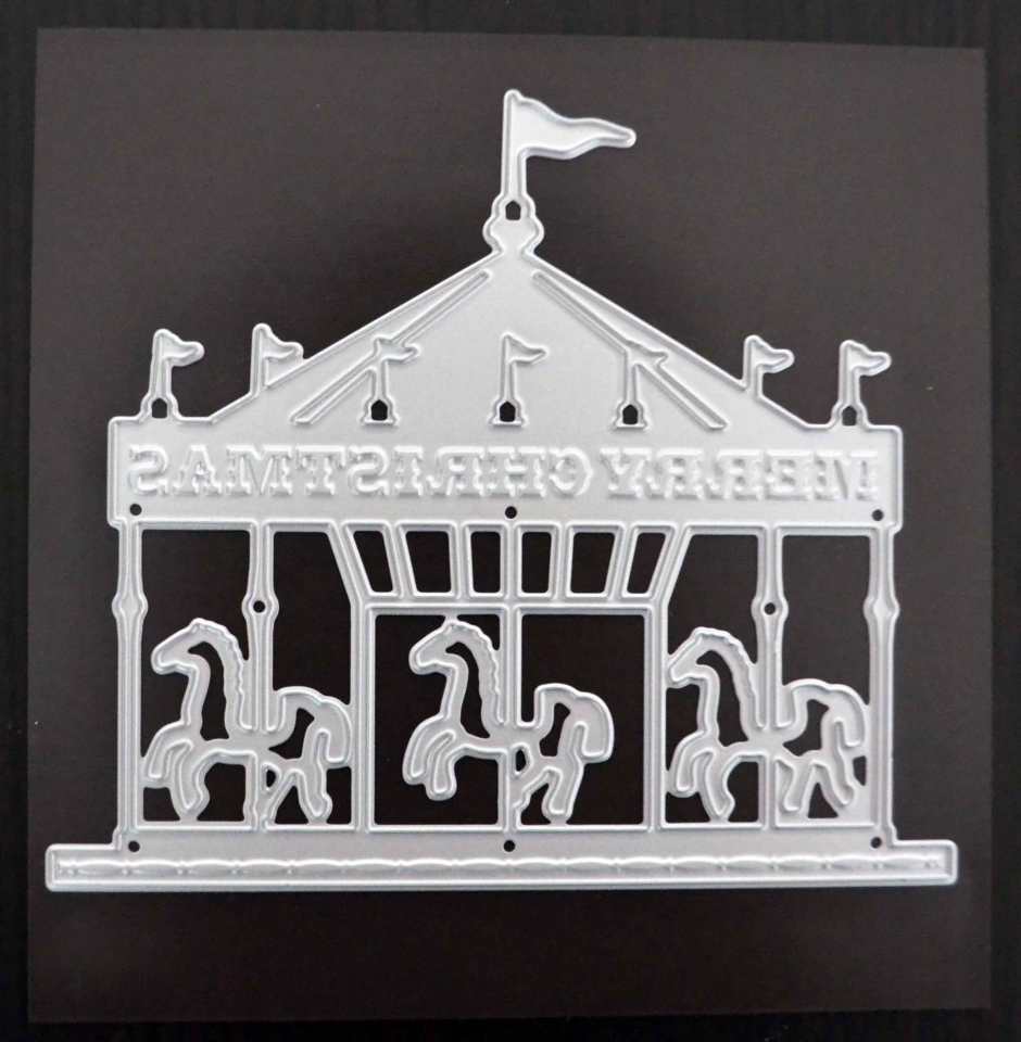 Ein Fehlkauf – hübsch, aber zu einschränkend: Der Schriftzug „Merry Christmas“, der beim Stanzen geprägt wird, lässt nur eine eindeutige Verwendung zu (außer, man deckt ihn nachträglich ab – aber auch dann ist die Stanze einschränkend, weil sie sehr groß ist).