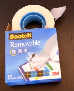 Sehr praktisch, um Dinge temporär zu fixieren und dabei kein Papier zu beschädigen: wiederablösbares Klebeband.