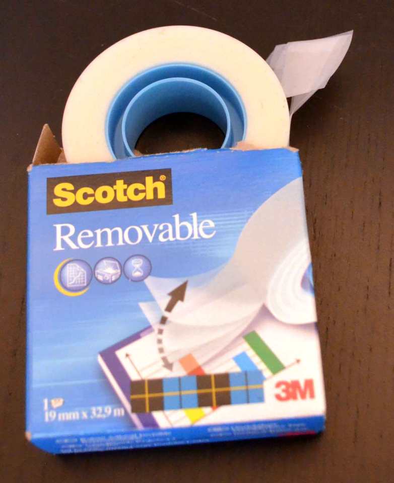 Sehr praktisch, um Dinge temporär zu fixieren und dabei kein Papier zu beschädigen: wiederablösbares Klebeband.