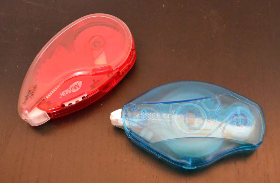 In Rot der MyStik (von Scrapbook Adhesives) und in Blau der E-Z Dots Permanent Refillable (vom selben Hersteller).