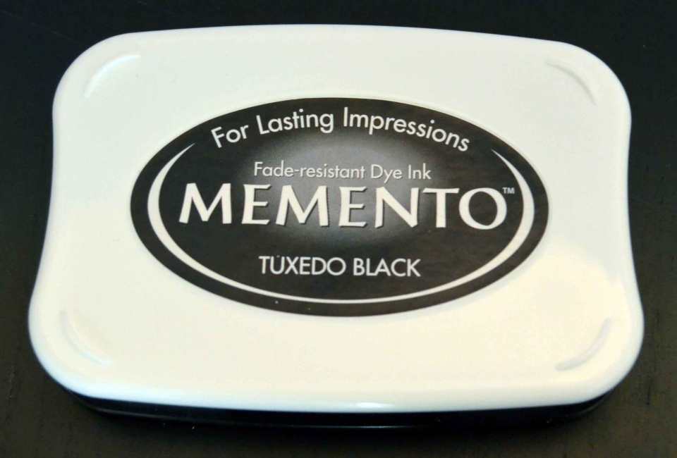 Memento in Tuxedo Black (von Tsukineko) – eine beliebte wasserfeste Dye Ink.