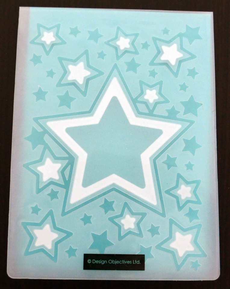 Docrafts hat in seiner Xcut-Reihe auch Prägefolder – und Prägefolder, die teilweise auch stanzen. Dieser Folder hier stanzt alles aus, was weiß ist, der Rest wird geprägt. Das Ergebnis ist wirklich top, die Qualität der Folder ist prima – aber mich schränkt diese Art des Prägefolders zu sehr ein.