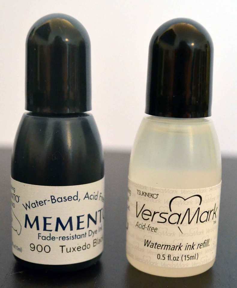 Nur auf dem Foto groß: Re-Inker sind sehr klein, halten aber lange, da ein schon wenig Tinte reicht, um ein Stempelkissen aufzufrischen.