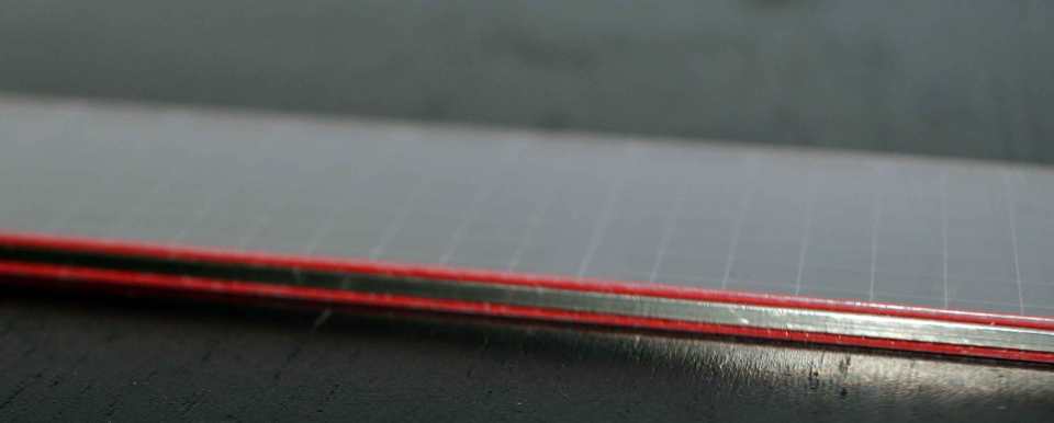 Die Edelstahlkante des Schneidelineals in Nahaufnahme.