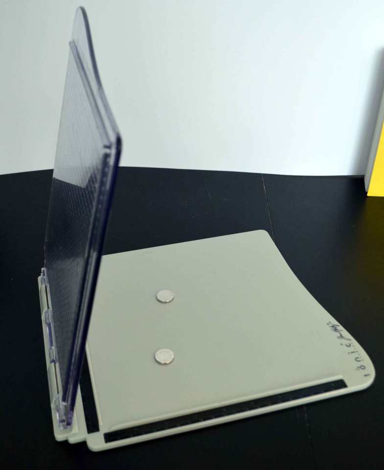 Die Klappe kann ganz leicht aus den offenen Scharnieren gehoben und umgedreht werden – eine Seite ist für Clear Stamps, eine für Cling Stamps gedacht.