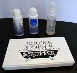 Mein Scrubbing Pad und drei Reiniger (links: StazOn-Cleaner, Mitte: Stempelreiniger mit Textilspitze zum Direktreinigen, rechts: Reinigungsspray – das benutze ich am häufigsten. Ein Spritzer auf den Scrubber genügt für viele Stempelreinigungen).