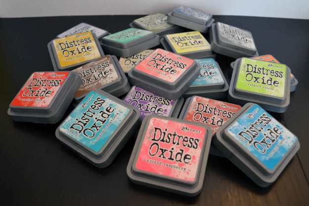 Tim Holtz Distress Oxide zählt zu den Hybridtinten.