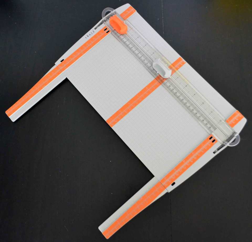 Um größeres Papier bearbeiten zu können, klappt man einfach die Lineale aus.