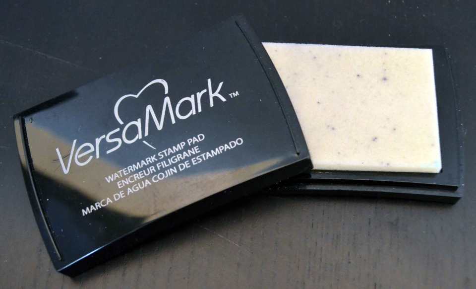 Mein VersaMark ist oft im Einsatz, weshalb das eigentlich schneeweiße Kissen schon etwas schmuddelig aussieht. Funktioniert aber nach wie vor top.