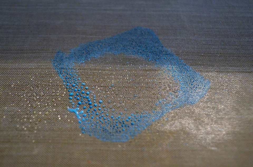 Ein bisschen mit Wasser besprühte Distress Oxide auf meinem Craft Sheet – lässt sich mit einem Tuch einfach rückstandslos abwischen.