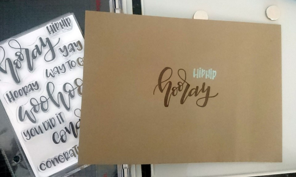 Den Schriftzug „Hooray“ habe ich mit VersaMark gestempelt, das „Hip Hip“ mit Distress Oxide (Tumbled Glass).