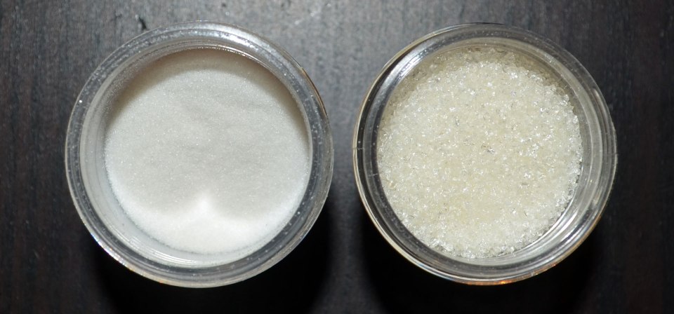 Links ein sehr feines Embossing Powder, rechts ein grobkörniges für große Flächen.