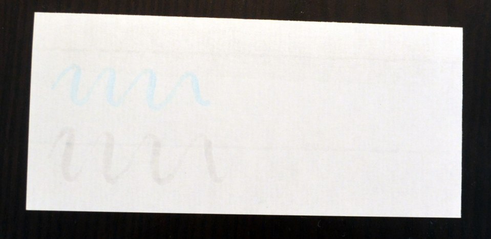 Ganz oben habe ich eine Spur mit dem Dabber gezogen, die hellblauen Wellen habe ich mit dem Emboss-Stift von Tsukineko gemacht und die transparenten mit dem VersaMark-Stift (auch von Tsukineko).