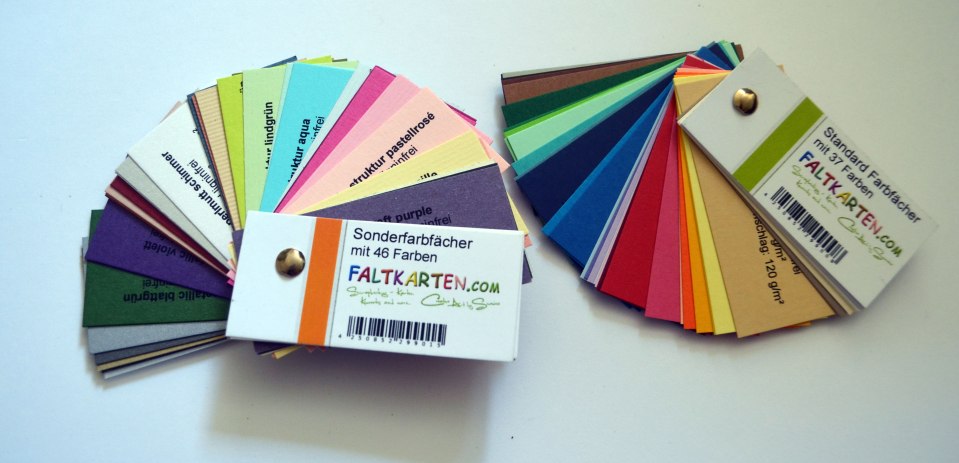 Die beiden Farbfächer von faltkarten.com – meine sind schon ein Jahr alt, das Sortiment wird immer mal wieder überarbeitet.