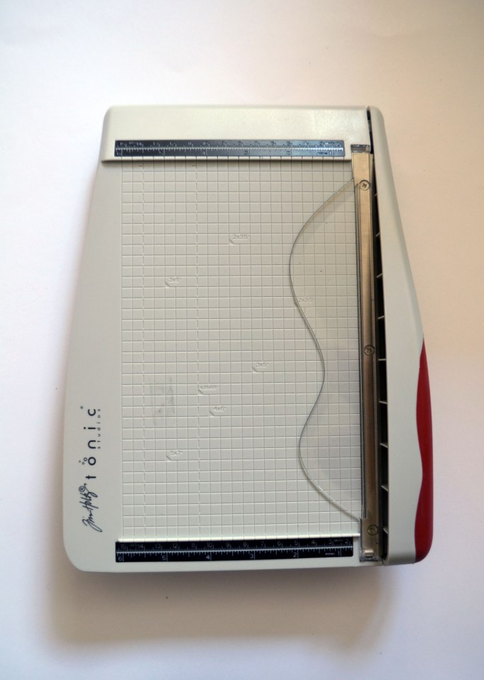 Mein Papiertrimmer mit Hebelmechanik von Tim Holtz (Tonic Studios).