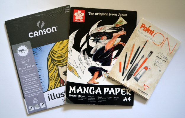 Die Oberfläche des Manga Papiers (links & Mitte) ist sehr glatt, jene des Clairfontaine-Papiers (rechts) etwas rauer. Beide eignen sich gut zum Stempeln und Kolorieren – außerdem sind alle jeweils schwer genug, um auf Karten gut zu wirken.