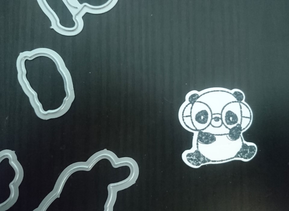 Dieser feine Rand rund ums gestempelte Motiv entsteht beim Ausschneiden mit der passenden Stanze.