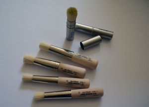 Oben zwei der Tim Holtz Blending Brushes, unten Schablonierpinsel in zwei Größen von da Vinci (mein Lieblingspinselhersteller).