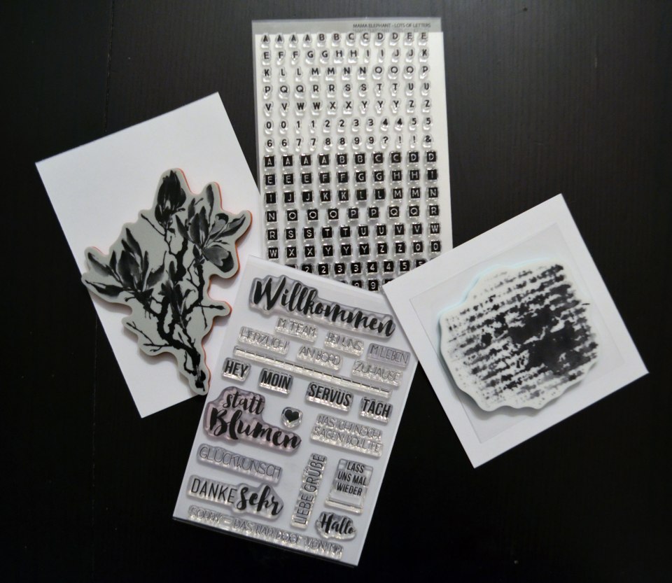 Links und rechts sind zwei Gummistempel (Cling Stamps) zu sehen, oben und unten in der Mitte Clear Stamps.